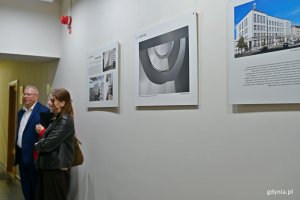 Plansze będące elementami wystawy &bdquo;Gdynia Miasto Modernizmu&rdquo; prezentowanej w Galerii Ratusz na pierwszym piętrze gł&oacute;wnego budynku Urzędu Miasta Gdyni 