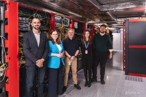 Wizyta w siedzibie ADVA Optical Networking, na zdjęciu przedstawiciele firmy z prezydent Gdyni Aleksandrą Kosiorek w laboratorium (fot. Kamil Złoch)