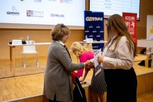 Małgorzata Sokołowska wręcza nagrody finaliście Konkursu Wiedzy o Gdyni / fot. Uniwersytet WSB Merito Gdynia
