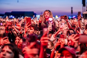 Uczestnicy festiwalu zgromadzeni pod sceną gł&oacute;wną podczas koncertu Jennie 