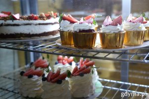 Ciasto i babeczki w szklanej witrynie w kawiarni