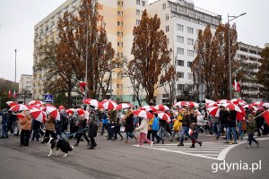 Uczniowie 3 LO w Gdyni paradowali trzymając w dłoniach biało-czerwone parasole (fot. Mirosław Pieślak)
