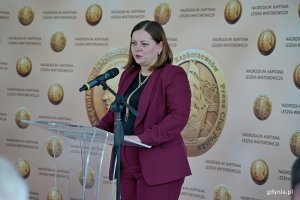 Prezydent Gdyni Aleksandra Kosiorek przemawiająca podczas gali wręczenia Nagrody im. Kapitana Leszka Wiktorowicza