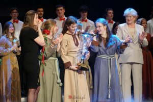 Zesp&oacute;ł "Arcanthos" cieszy się z trofeum