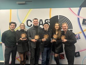 Twórcy i artyści ze statuetkami III Ogólnopolskiego Plebiscytu Musicalowych Premier Sezon