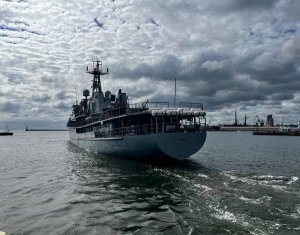 ORP „Wodnik” wypływający z portu w Gdyni w rejs nawigacyjno-szkolny // fot. R. Maślak