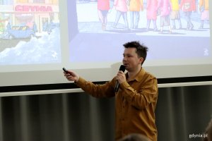 Światowy Tydzień Przedsiębiorczości 2025 w ZSA-E w Gdyni, na zdjęciu gdyński grafik Jan Rutka (fot. Katarzyna Balcerzak)