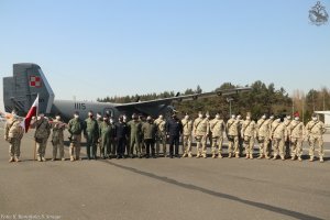 Zdjęcie zbiorowe uczestników uroczystego pożegnania żołnierzy Polskiego Kontyngentu Wojskowego, którzy wesprą misje NATO w Turcji. W środku - Wojciech Skurkiewicz - sekretarz stanu w Ministerstwie Obrony Narodowej // fot. K. Kamińska, S. Smuga/ BLMW 