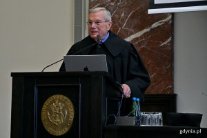 Prof. Bradford Parkinson podczas wygłaszania wykładu z okazji przyznania mu tytułu doktora honoris causa Uniwersytetu Morskiego w Gdyni 