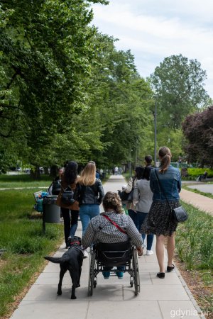 Delegacja urzędników z Krosna w Parku Centralnym. Towarzyszyła im Marta Czachor z Wydziału Dostępności Urzędu Miasta Gdyni wraz z psem asystującym // fot. Paweł Kukla