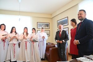 Uczniowie śpiewają szwedzkie pieśni// fot. Karolina Szypelt