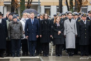 W uroczystościach z okazji 106. rocznicy utworzenia Marynarki Wojennej przed pomnikiem Polski Morskiej wzięli udział m.in.: posłanka Wioleta Tomczak, wojewoda pomorska Beata Rutkiewicz, prezydent Gdyni Aleksandra Kosiorek, radna Teresa Bysewska i przedstawiciele Marynarki Wojennej oraz mieszkańcy