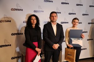Wiceprezydent Gdyni Maciej Zielonka wręcza wyróżnienia i pamiątki laureatom