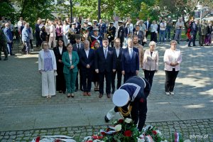 Od lewej: radna Agnieszka Tokarska, Mariola Śrubarczyk-Cichowska – wiceprzewodnicząca Rady Miasta Gdyni, prezydent Gdyni Aleksandra Kosiorek, Paweł Timoszyk z Młodzieżowej Rady Miasta Gdyni, Krzysztof Jankowski – pełnomocnik prezydent Gdyni ds. kombatantów i osób represjonowanych oraz prezes gdyńskiego koła Światowego Związku Żołnierzy Armii Krajowej, radna Larysa Kramin, Tadeusz Szemiot – przewodniczący Rady Miasta Gdyni, radny Norbert Anisowicz, wiceprezydent Gdyni Rafał Geremek oraz radni Łukasz Strzałkowski, Joanna Zielińska i Teresa Bysewska składający kwiaty pod pomnikiem Obrońców Wybrzeża na Cmentarzu Wojennym podczas obchodów 86. rocznicy wybuchu II wojny światowej 
