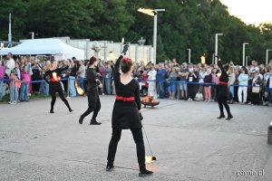 Artyści z grupy Mamadoo występujący podczas koncertu &bdquo;Cztery żywioły&rdquo;