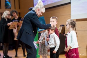 Nagrody laureatom wręcza Iwona Tanewska, naczelniczka Wydziału Edukacji