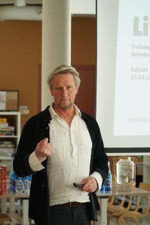 Prowadzący warsztaty Jonas Büchel (fot. LIS)
