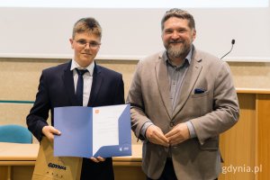 Na zdjęciu (od lewej): Paweł Januka, radny Młodzieżowej Rady Miasta, Tadeusz Szemiot, przewodniczący Rady Miasta (fot. Paweł Budziński)