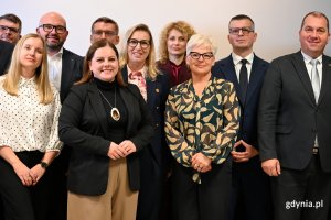 Eko Dolina podpisała umowę z wykonawcą największej inwestycji w historii sp&oacute;łki. Wsp&oacute;lne zdjęcie uczestnik&oacute;w konferencji. Widoczni m.in. Aleksandra Kosiorek, prezydent Gdyni, Ryszard Kalkowski, w&oacute;jt gminy Szemud, Eunika Niemc, w&oacute;jt gminy Kosakowo, Mateusz Richert, burmistrz Redy, Arkadiusz Kraszkiewicz, zastępca prezydenta Wejherowa. (fot. Łukasz Kamasz/gdynia.pl)