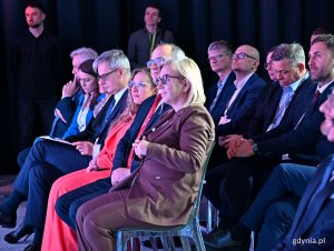 Uczestnicy konferencji, m.in. przedstawiciele rządu, parlamentarzyści i samorządowcy, w tym wiceprezydenci Gdyni Bartłomiej Austen i Rafał Geremek zgromadzeni w jednej z sal konferencyjnych Olivia Star