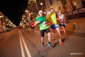 Biegacze z uśmiechem na ustach pokonywali kolejne kilometry / fot. gdyniasport.pl