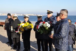 Uczestnicy uroczystości w hołdzie ludziom morza zgromadzeni pomnikiem „Tym, co odeszli na wieczną wachtę”