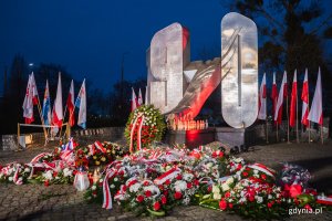 Kwiaty i znicze złożone pod pomnikiem Ofiar Grudnia '70