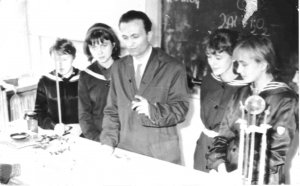 Lekcja chemii z prof. Zbigniewiem Szczucińskim, lata 70.
