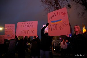 Mieszkańcy Gdyni zgromadzeni wieczorem przed budynkiem Urzędu Miasta Gdyni protestują przeciw wojnie w Ukrainie trzymając antywojenne hasła.