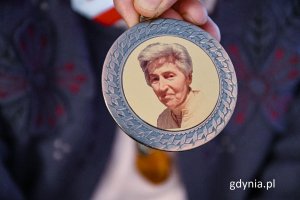Medal okolicznościowy od córki dostojnej jubilatki z okazji 100 rocznicy urodzin