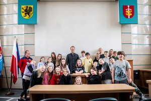 Grupa z SP nr 37 w Gdyni w sali obrad Rady Miasta Gdyni - spotkanie z radnym Norbertem Anisowiczem (fot. Kamil Złoch)