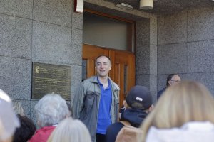 Mężczyzna na tle budynku