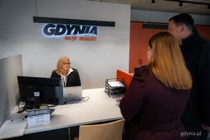 Prezydent Gdyni Aleksandra Kosiorek i sekretarz miasta Łukasz Kobus w nowo otwartym Punkcie Obsługi Mieszkańców Urzędu Miasta Gdyni na Chwarznie-Wiczlinie, w lokalu przy ul. Tęczowej 37 (fot. Kamil Złoch)