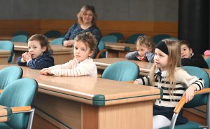 Dzieci w sali obrad