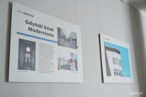 Plansze będące elementami wystawy &bdquo;Gdynia Miasto Modernizmu&rdquo; prezentowanej w Galerii Ratusz na pierwszym piętrze gł&oacute;wnego budynku Urzędu Miasta Gdyni 
