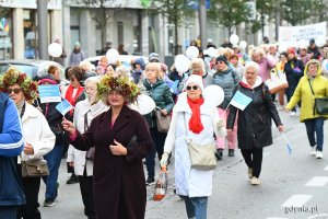 Uczestnicy przemarszu ul. Świętojańską (fot. Michał Puszczewicz)