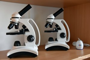 Dwa białe mikroskopy na półce w jednej z sal lekcyjnych Szkoły Podstawowej Stowarzyszenia DAR w Gdyni // fot. Magdalena Czernek