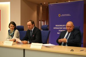 Podpisane umowy na dofinansowanie projektu TriPOLIS. Na zdjęciu wiceprezydent Gdyni Katarzyna Gruszecka-Spychała, marszałek woj. Pomorskiego Mieczysław Struk i wicemarszałek Wiesław Byczkowski. fot. pomorskie.eu
