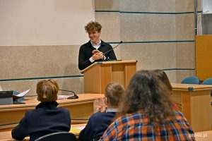 Aleksy Żukowski &ndash; wiceprzewodniczący Młodzieżowej Rady Miasta Gdyni zabierający głos podczas 3. sesji Młodzieżowej Rady Miasta Gdyni 