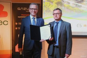 Przekazanie koncesji na użytkowanie pompy ciepła w Pomorskim Parku Naukowo-Technologicznym. Na zdjęciu (od lewej): prezes zarządu Wojciech Folejewski, dyrektor P&oacute;łnocnego Oddziału Terenowego Urzędu Regulacji Energetyki Bogdan Prejzner (fot. Magdalena Starnawska)