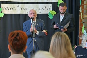 prof. Jerzy Grzywacz, prezes okręgu pomorskiego Światowego Związku Żołnierzy Armii Krajowej podczas uroczystości z okazji 65-lecia Szkoły Podstawowej nr 26 w Gdyni 