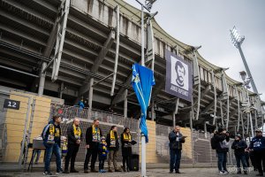 Symboliczne odsłonięcie tablicy z nazwą placu Janusza Kupcewicza przy Stadionie Miejskim w Gdyni (fot. Kamil Złoch)
