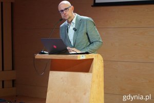 Na zdjęciu: Bartłomiej Austen, wiceprezydent Gdyni podczas powitalnego przemówienia (fot. Magdalena Starnawska)