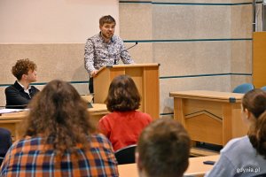 Radny miasta Dominik Aziewicz zabierający głos podczas 3. sesji Młodzieżowej Rady Miasta Gdyni 