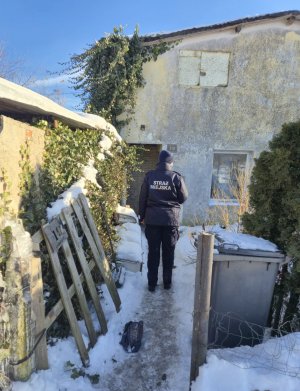 Strażnik w mundurze na tle budynku