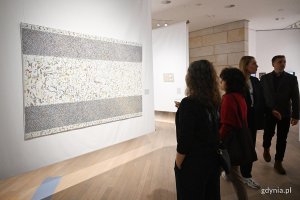 Uczestnicy wernisażu wystawy Janusza Osickiego &bdquo;Ciągłość w procesie&rdquo;