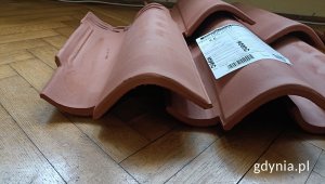 Na zdjęciu ceramiczna dachówka mnich-mniszka