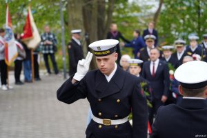 Delegacje składają kwiaty pod pomnikiem