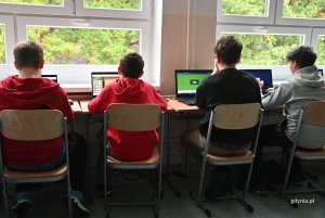 Uczniowie podczas informatyki (fot. Magdalena Starnawska)