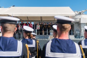 Marynarze i goście uroczystości 